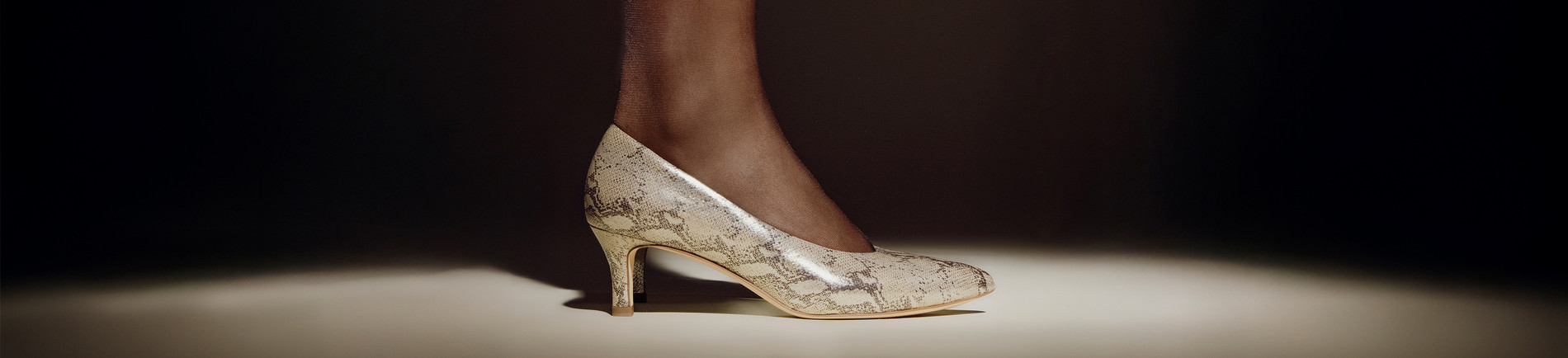 pumps mit metallic effekt